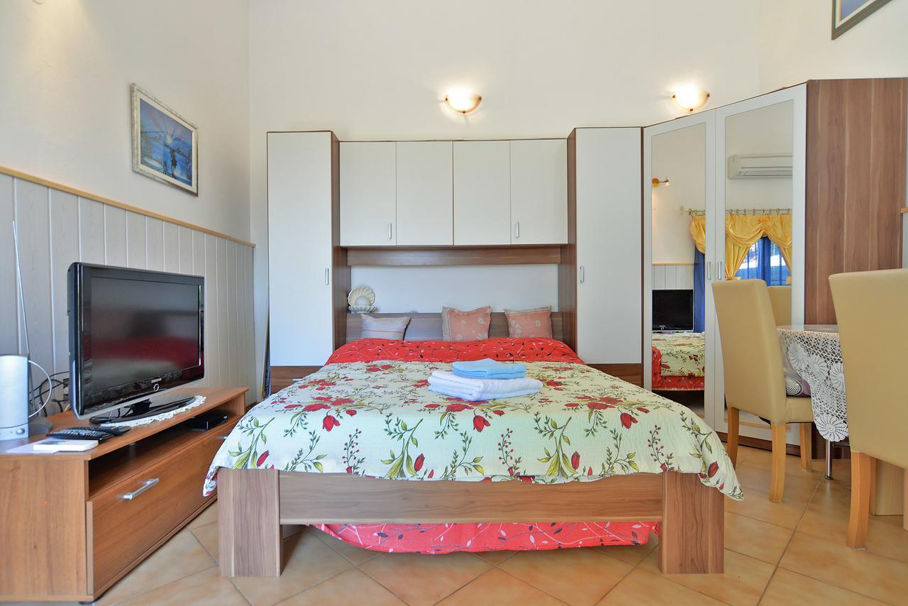 Apartments Dino 1374 พูลา ภายนอก รูปภาพ