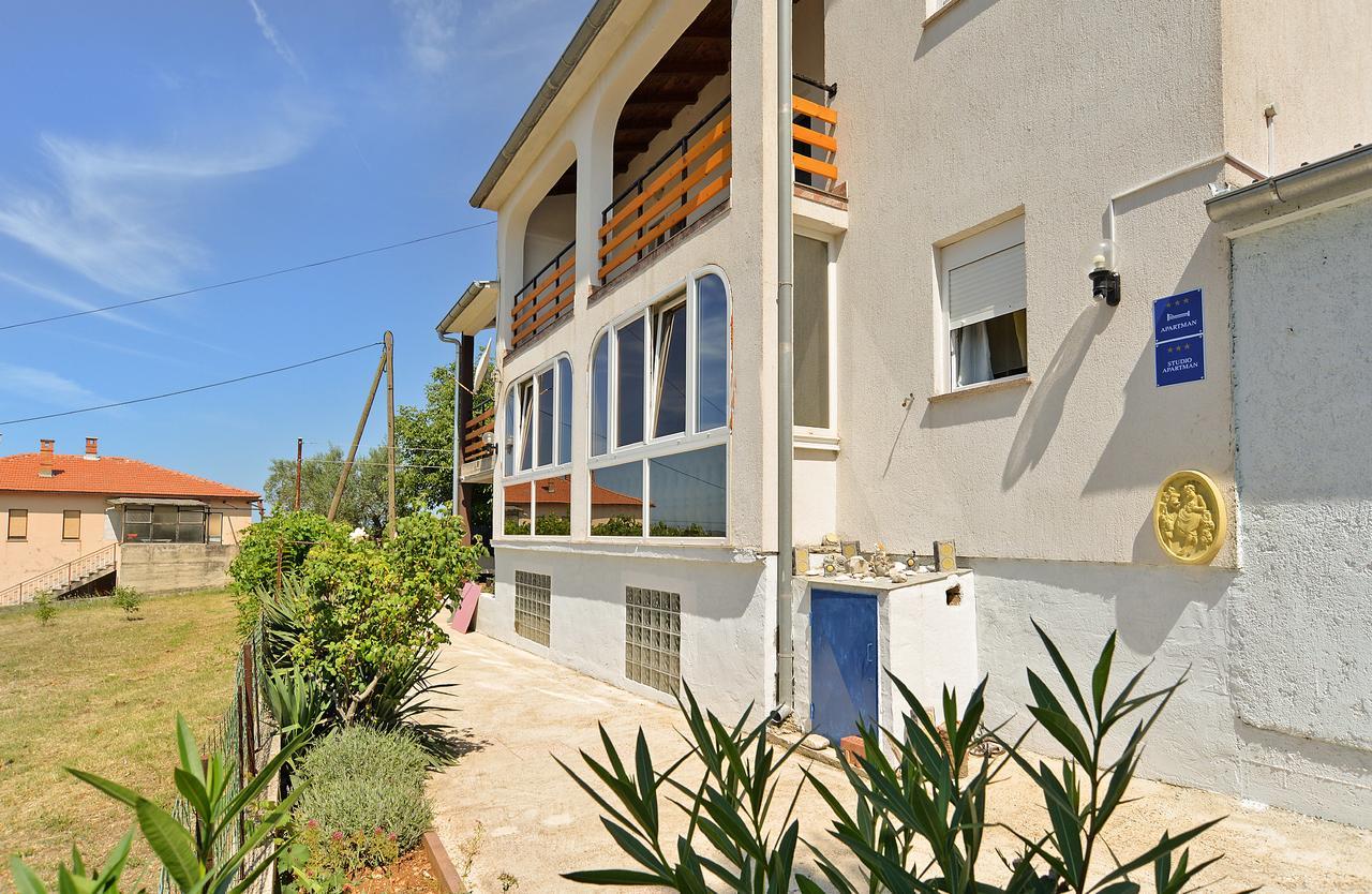 Apartments Dino 1374 พูลา ภายนอก รูปภาพ