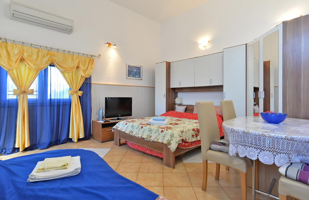 Apartments Dino 1374 พูลา ภายนอก รูปภาพ